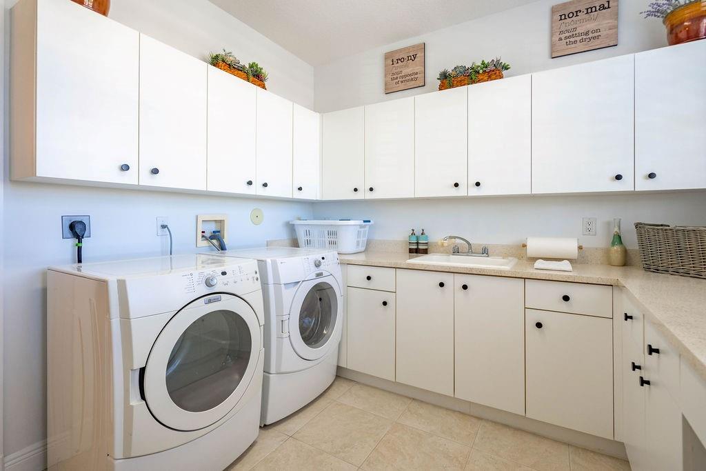2825 Marina Circle, Unit 2825 Lighthouse Point, FL 33064 - Photo 14 of 48 a view of cabinets and washer dryer