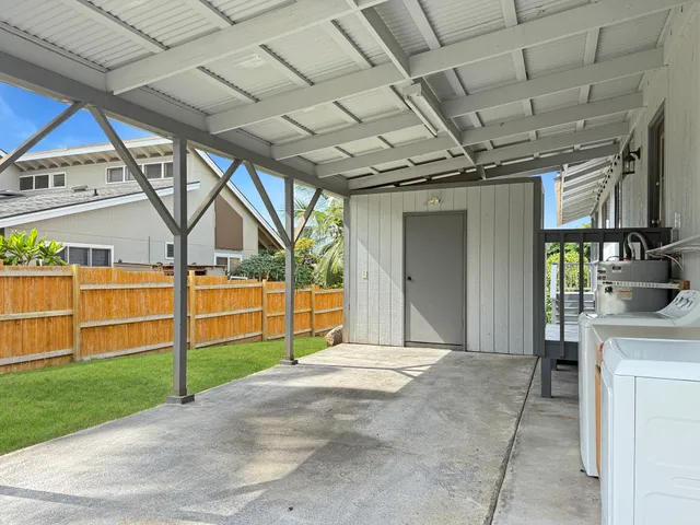 a view of a backyard