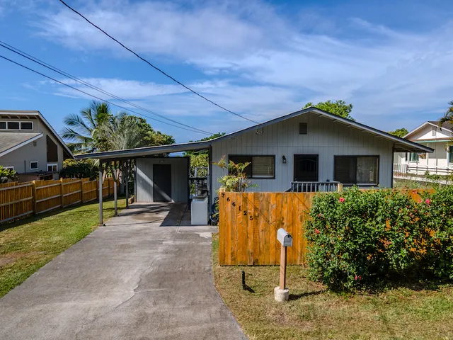 a view of a house with backyard