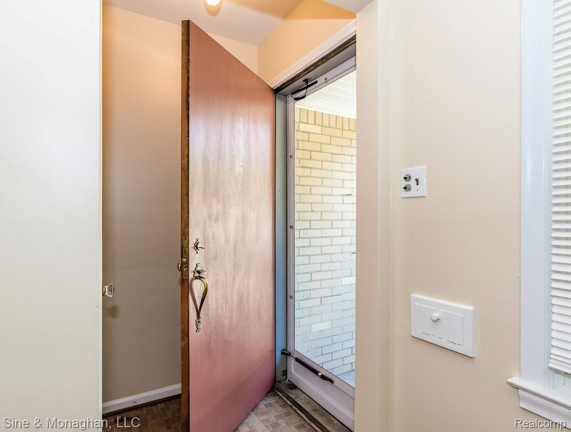 56 Maplefield Road Pleasant Ridge, MI 48069 - Photo 2 of 14 Entry foyer with closet