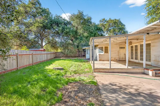 a view of a back yard