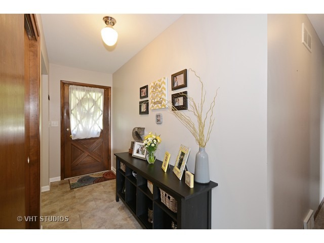 1601 Meadows Road Geneva, IL 60134 - Photo 3 of 16