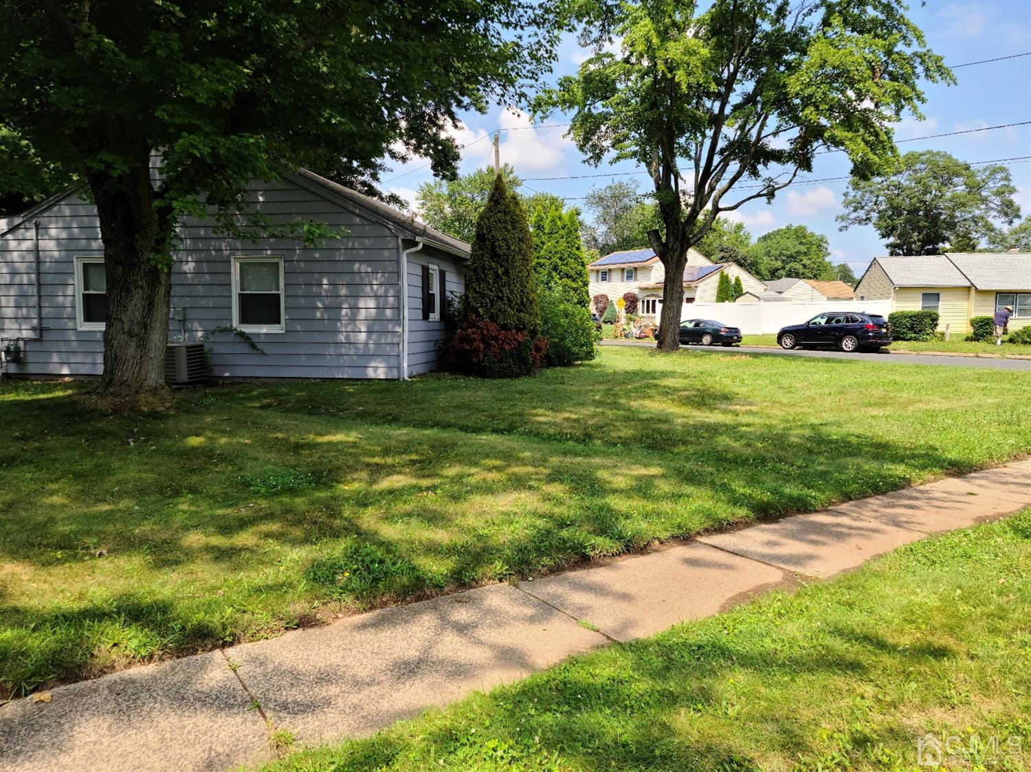 2 East Knollwood Road Edison, NJ 08817 - Photo 21 of 22 a front view of a house with a garden