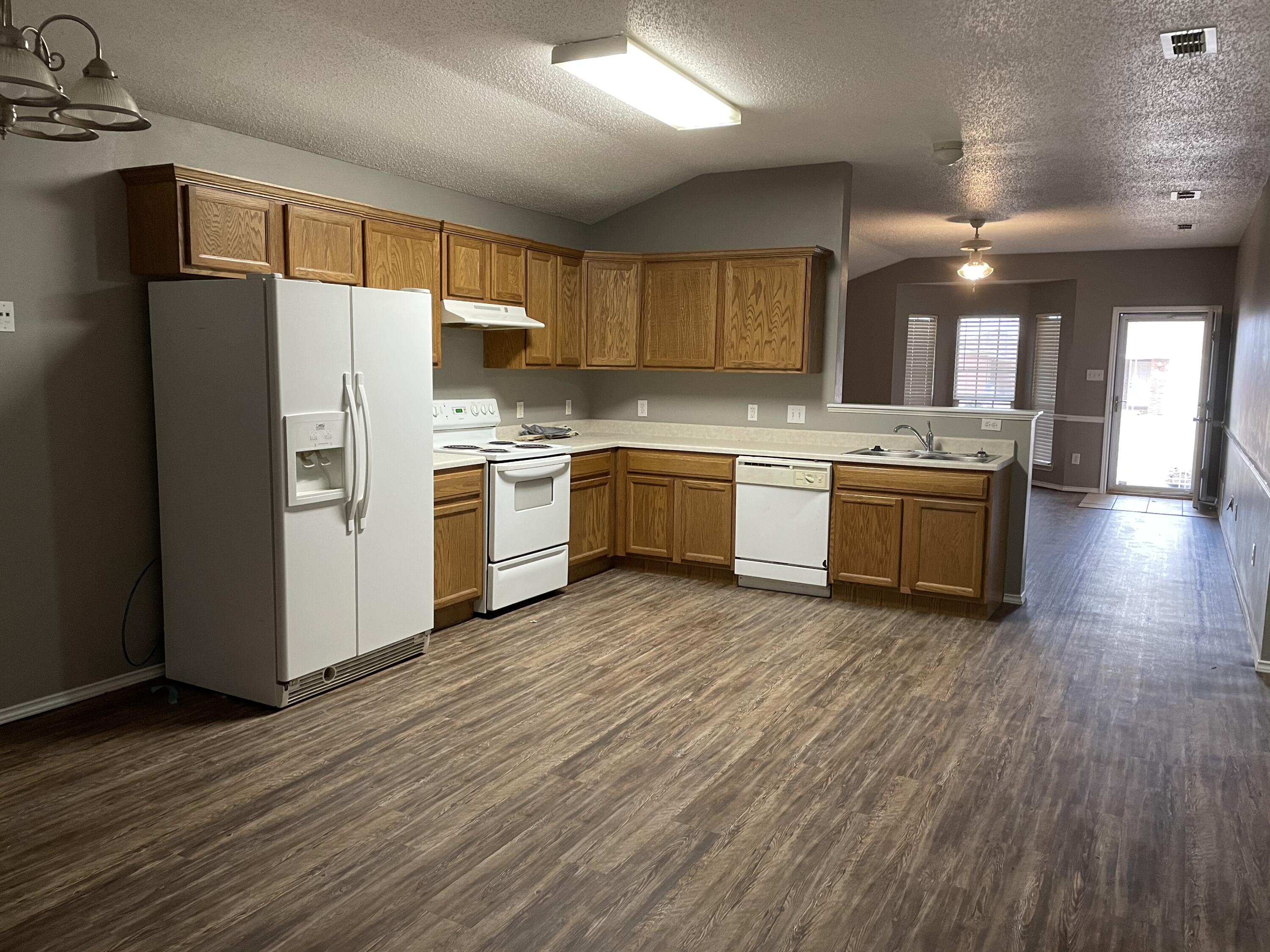 6514 89th Street Lubbock, TX 79424 - Photo 3 of 10 Kitchen