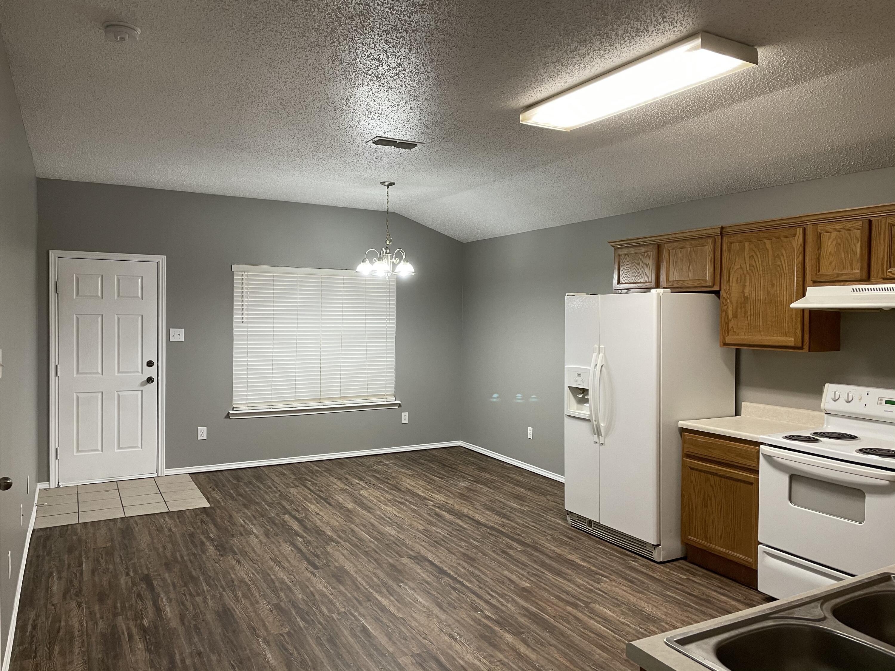 6514 89th Street Lubbock, TX 79424 - Photo 4 of 10 Kitchen-Dining