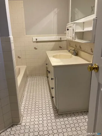 $1,900 | 235 Deacon Street, Bridgeport, CT 06607