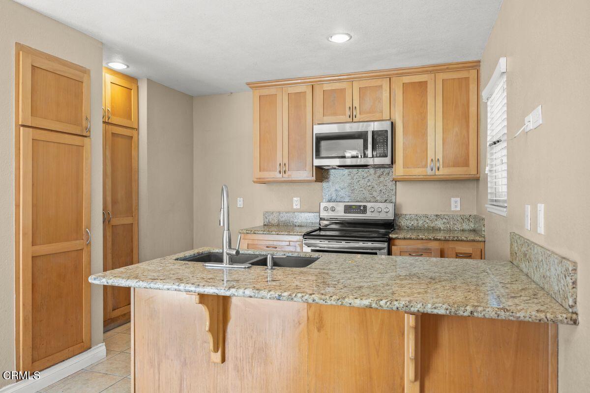 2112 Miramar Walk Oxnard, CA 93035 - Photo 2 of 11 Kitchen