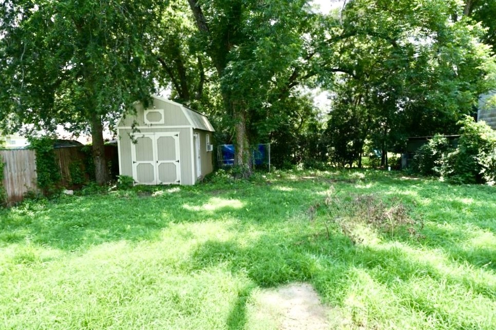 407 West Davis Street Hearne, TX 77859 - Photo 9 of 10 Back yard