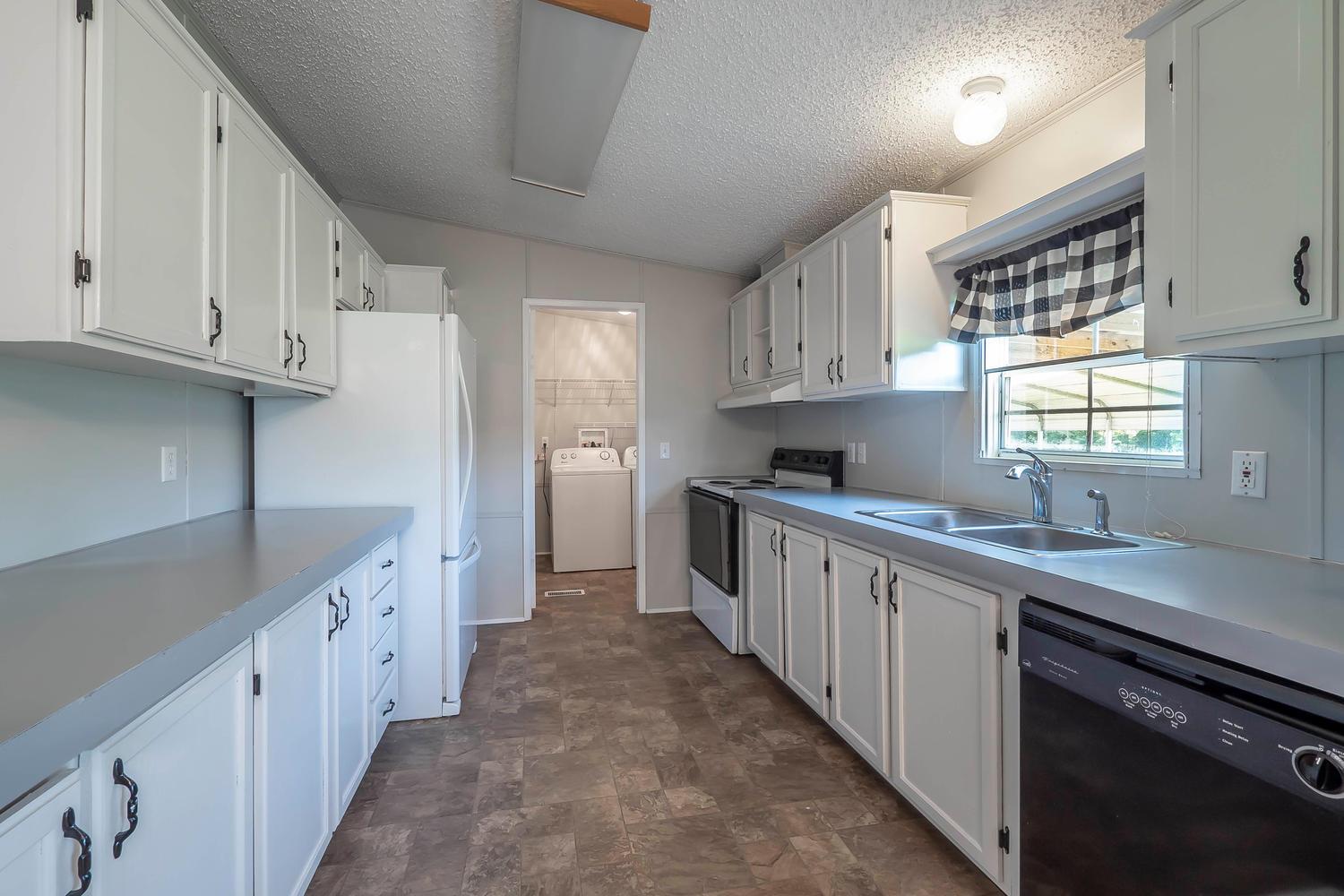 2634 Round Hill Road Lewisburg, TN 37091 - Photo 3 of 16 Bright kitchen, all appliances to remain