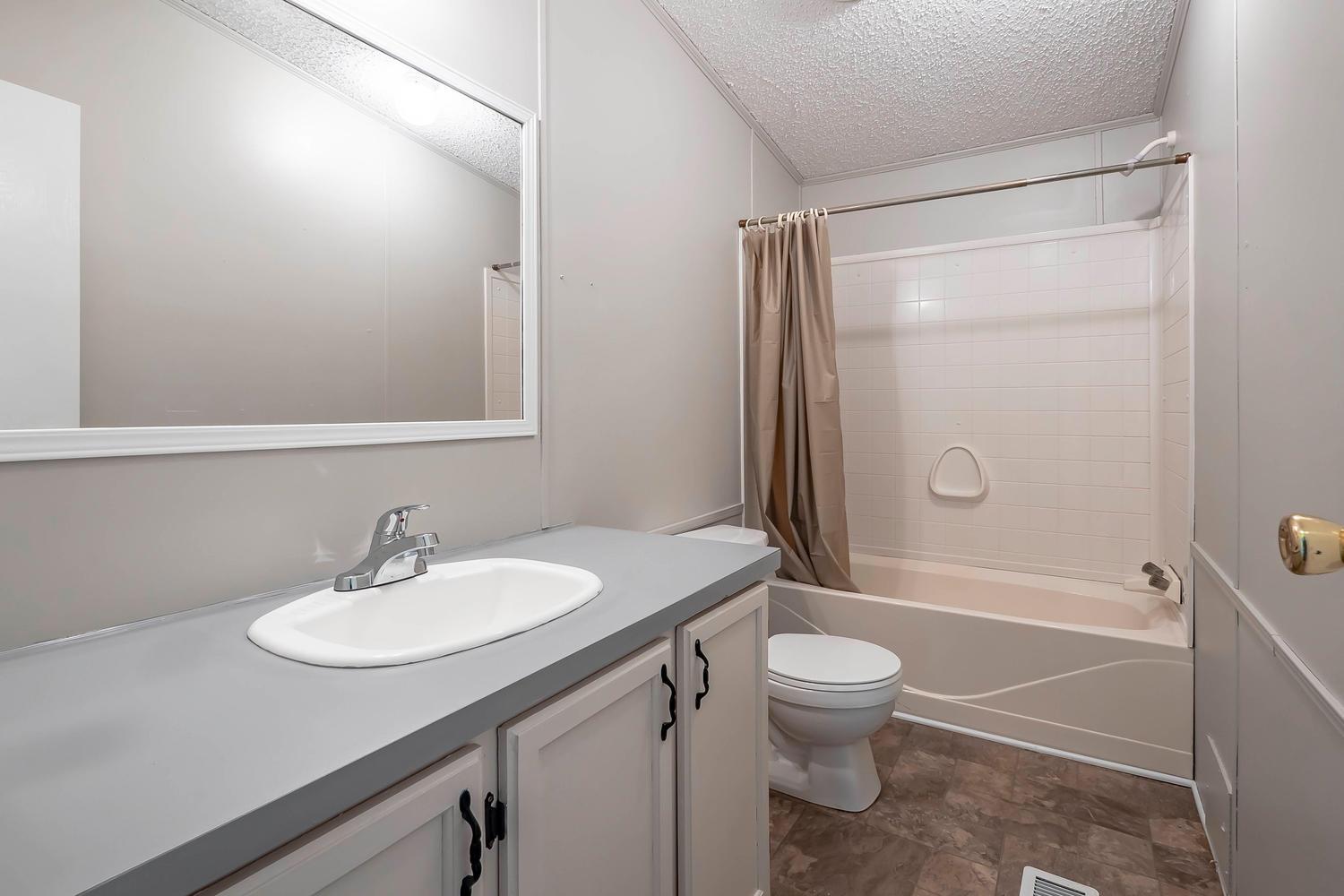 2634 Round Hill Road Lewisburg, TN 37091 - Photo 9 of 16 Second full bath with combination shower and tub