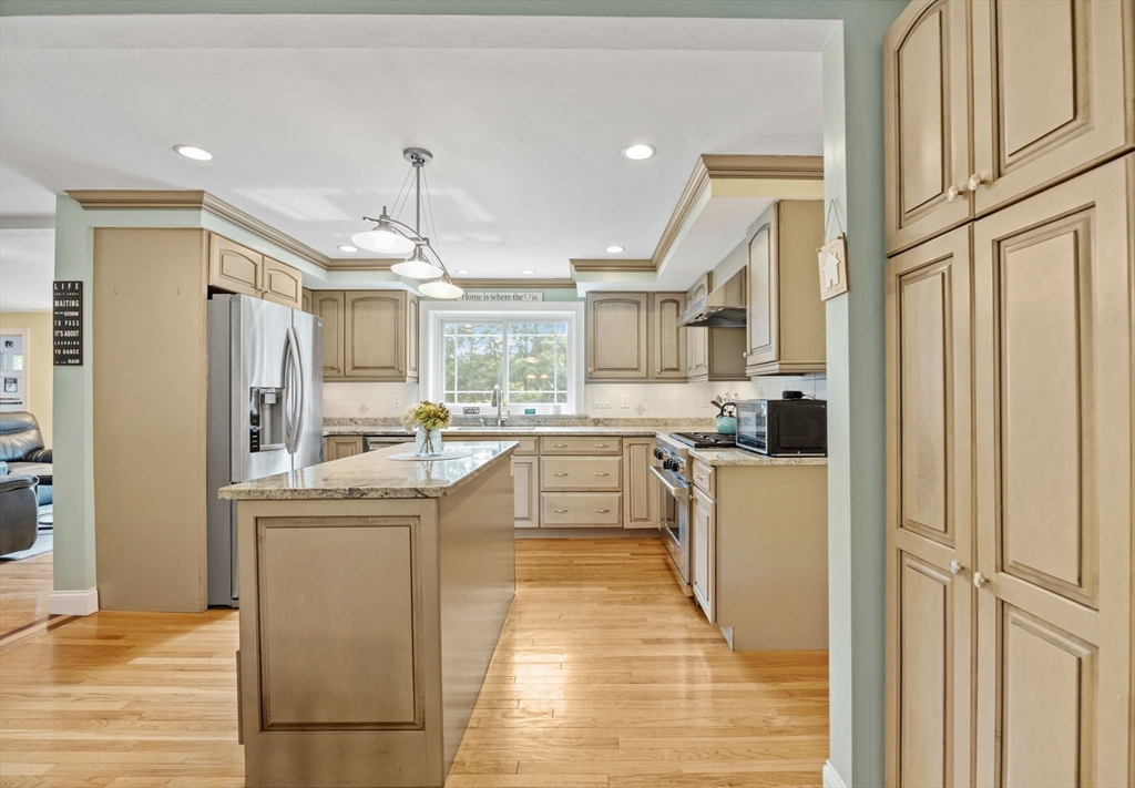 35 Raymond Road Plymouth, MA 02360 - Photo 5 of 42