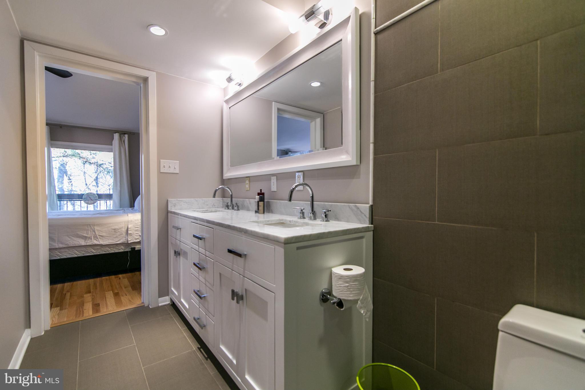 11658 Mediterranean Court Reston, VA 20190 - Photo 26 of 30 Hall Bathroom