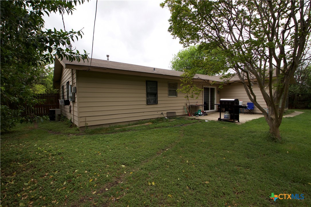 1411 West Lane Killeen, TX 76549 - Photo 32 of 36 a view of a backyard of the house