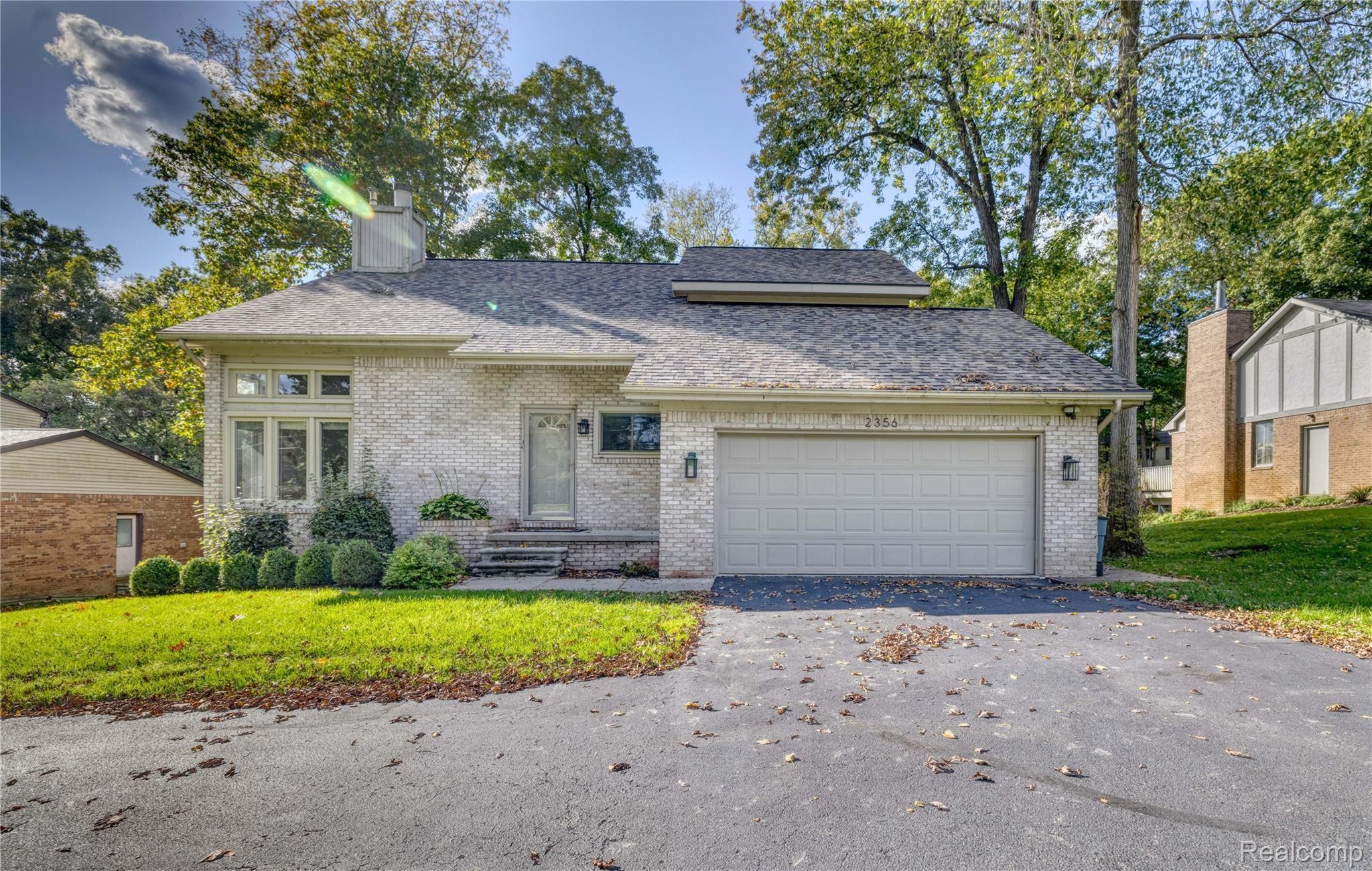 2356 Hiller Road West Bloomfield, MI 48324 - Photo 1 of 30 FrontCloseUp.jpg