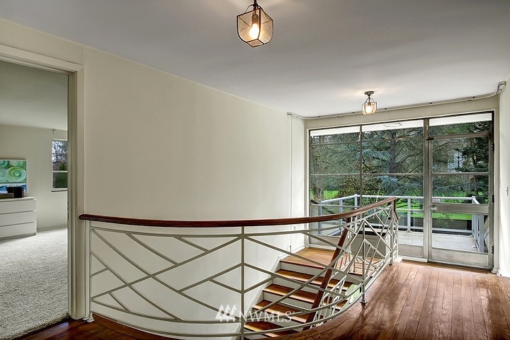 5515 Northeast Penrith Road Seattle, WA 98105 - Photo 11 of 25