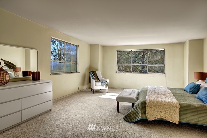 5515 Northeast Penrith Road Seattle, WA 98105 - Photo 13 of 25