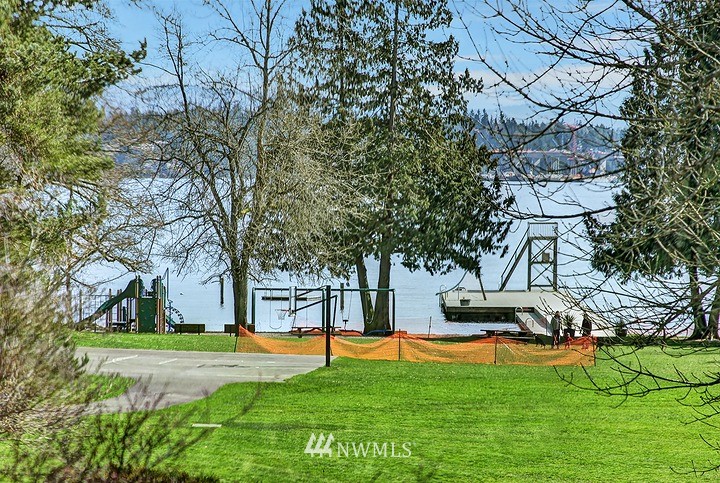 5515 Northeast Penrith Road Seattle, WA 98105 - Photo 14 of 25