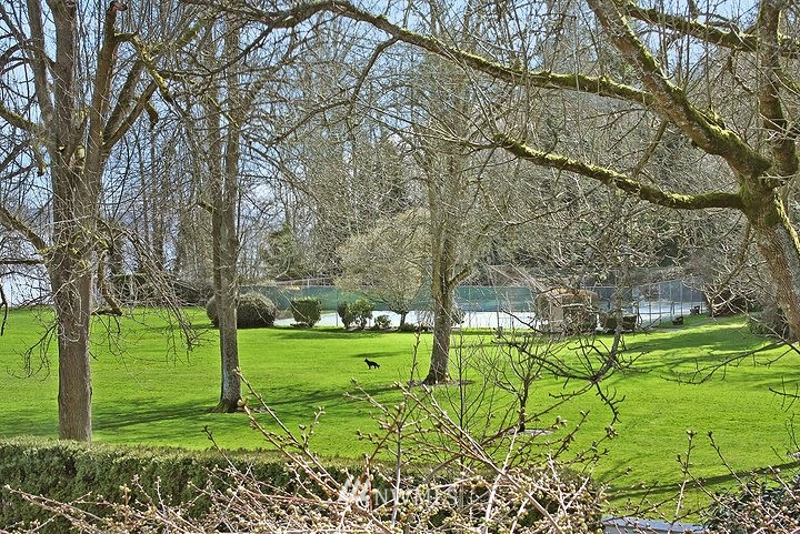 5515 Northeast Penrith Road Seattle, WA 98105 - Photo 16 of 25