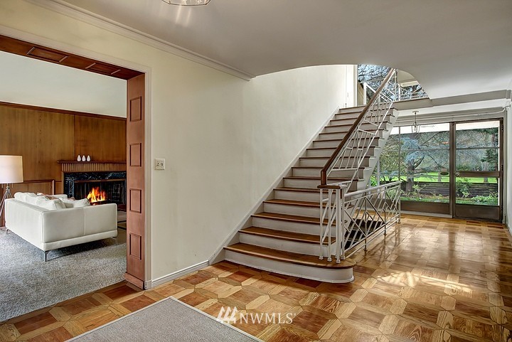 5515 Northeast Penrith Road Seattle, WA 98105 - Photo 3 of 25