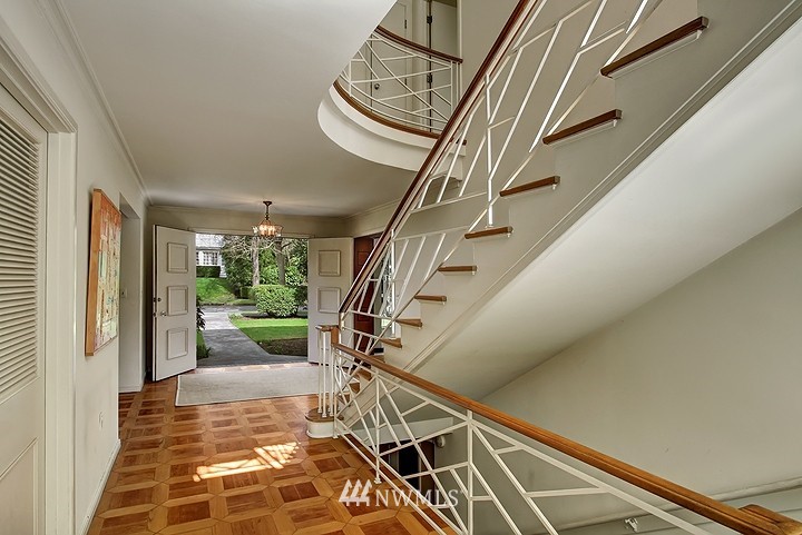 5515 Northeast Penrith Road Seattle, WA 98105 - Photo 4 of 25