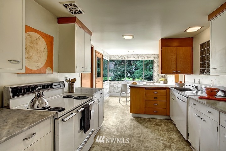 5515 Northeast Penrith Road Seattle, WA 98105 - Photo 8 of 25