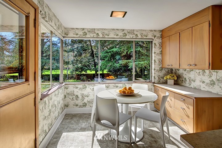 5515 Northeast Penrith Road Seattle, WA 98105 - Photo 9 of 25