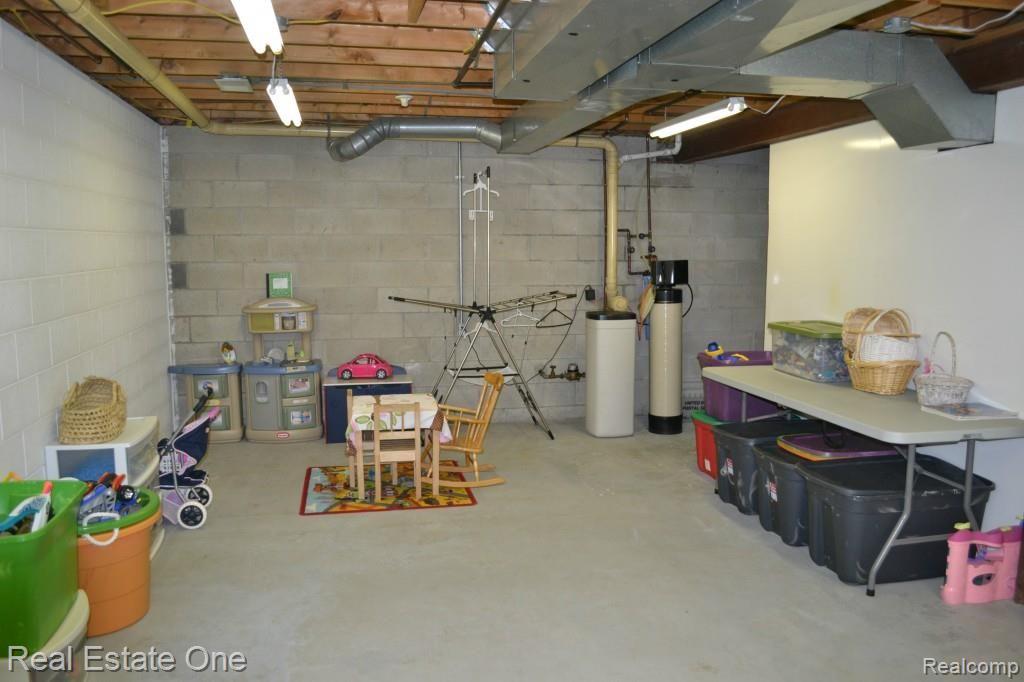 6833 Hatchery Road Waterford, MI 48327 - Photo 16 of 21 DSC_2779.jpg