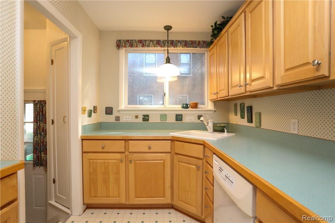 1936 Franklin Road Berkley, MI 48072 - Photo 13 of 44 Franklin-13-2.jpg