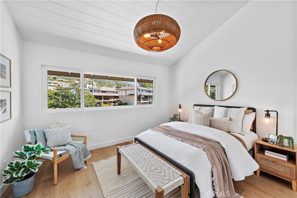 25 Blue Lagoon Laguna Beach, CA 92651 - Photo 33 of 53 a bed room with a bed and a potted plant