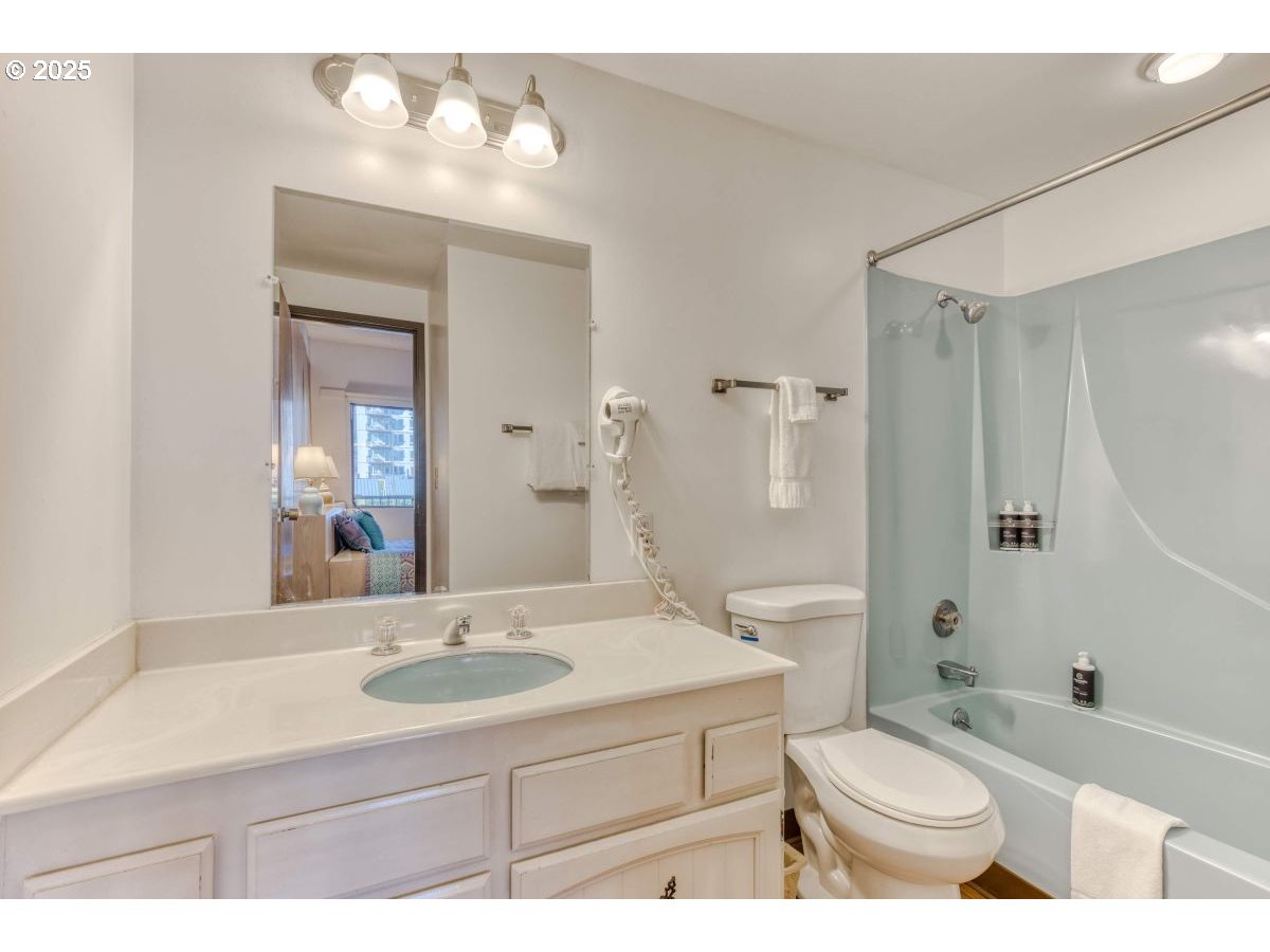 475 South Promenade, Unit 114 Seaside, OR 97138 - Photo 21 of 30 Bathroom, Attached