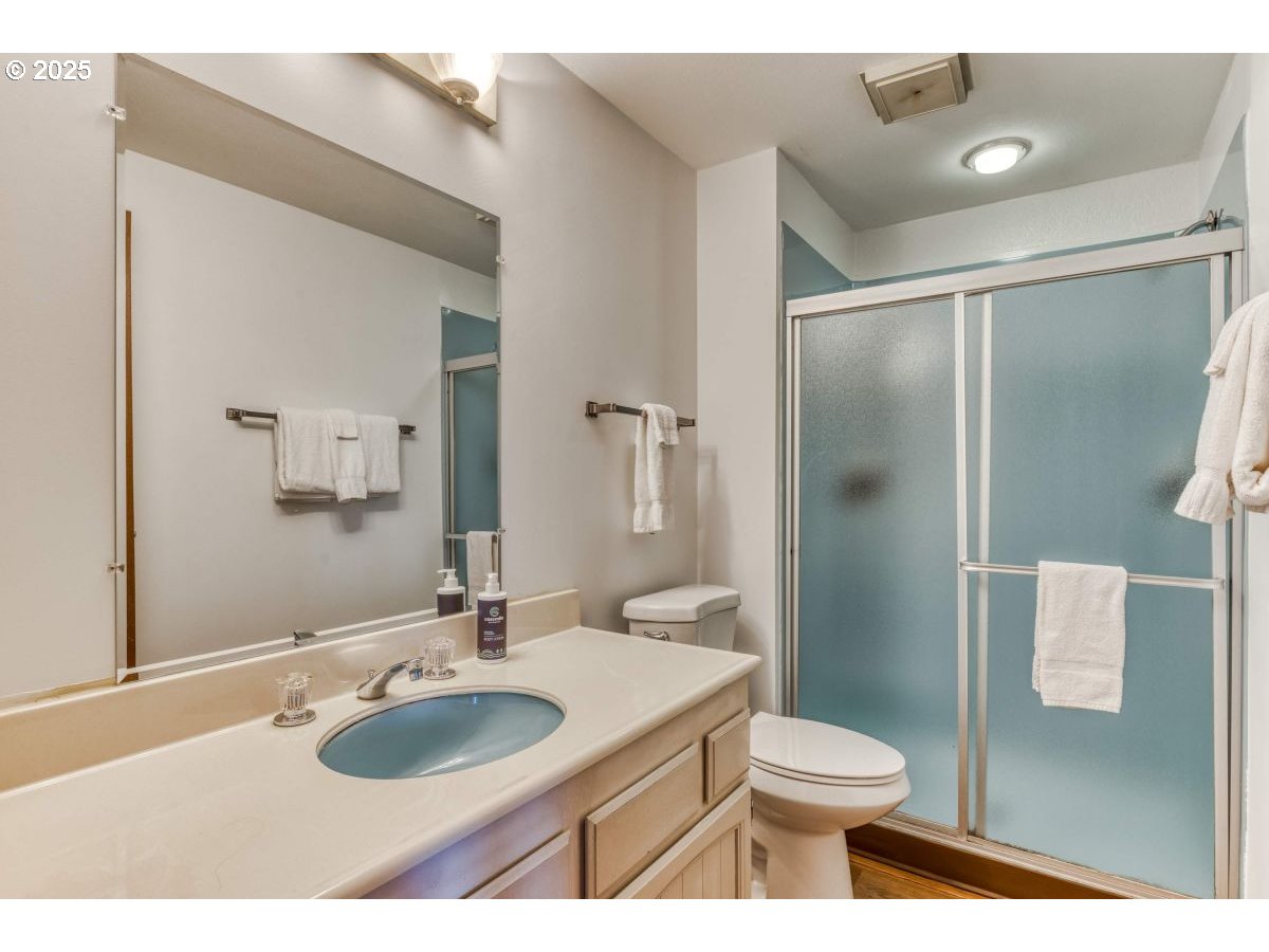 475 South Promenade, Unit 114 Seaside, OR 97138 - Photo 24 of 30 Bathroom