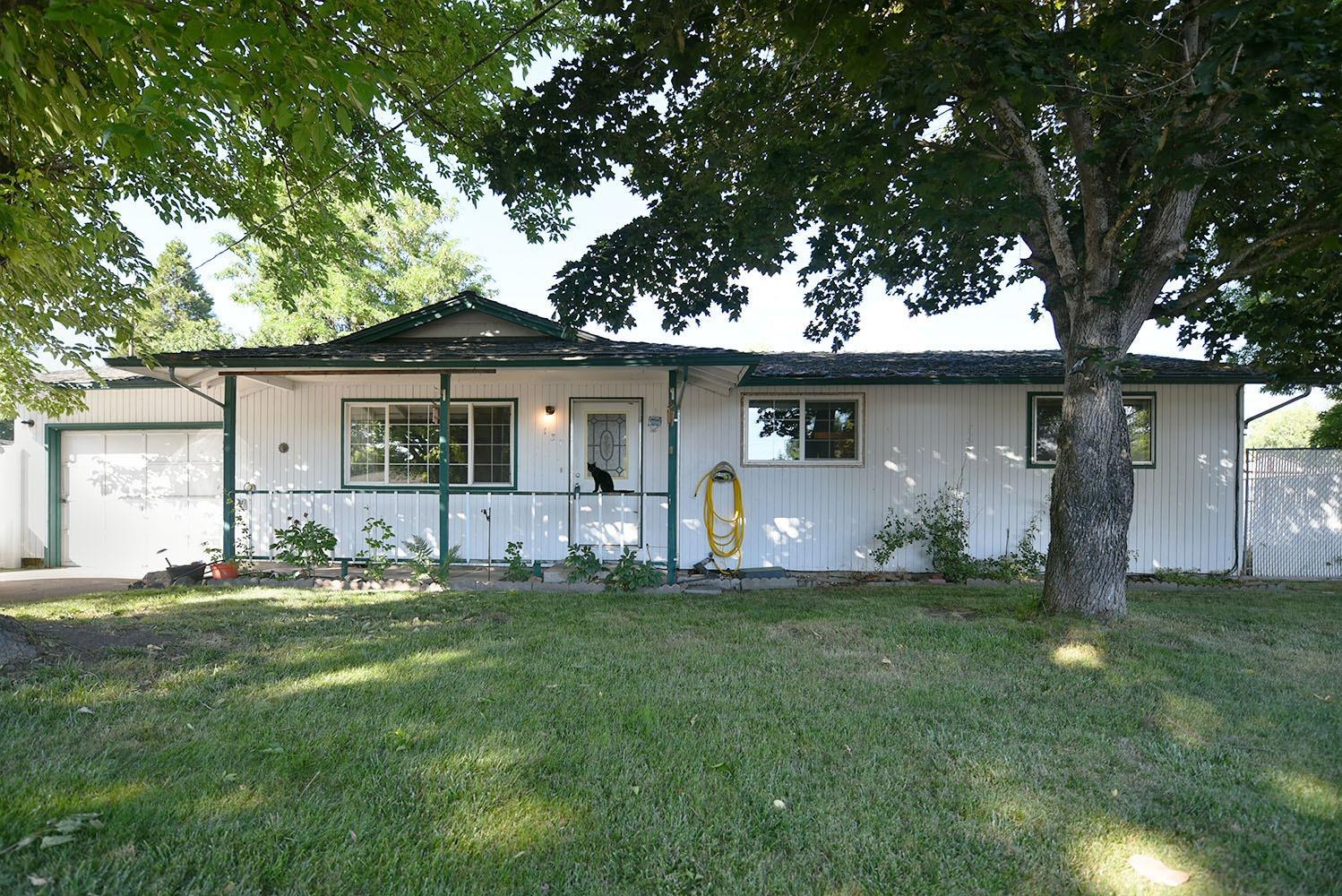 137 Fawn Way Eagle Point, OR 97524 - Photo 1 of 13 Primary Photo