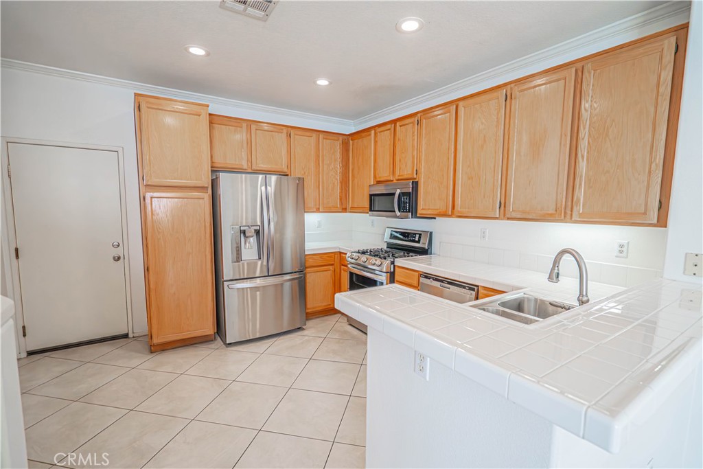 25405 Silver Crest Court Saugus, CA 91350 - Photo 11 of 34