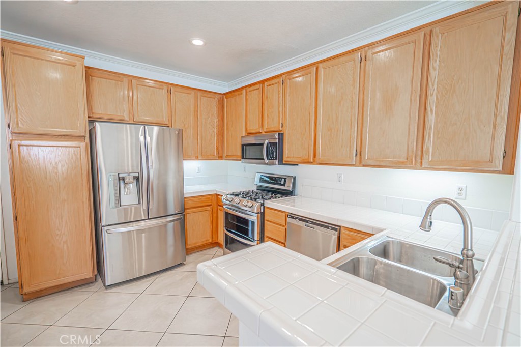 25405 Silver Crest Court Saugus, CA 91350 - Photo 12 of 34