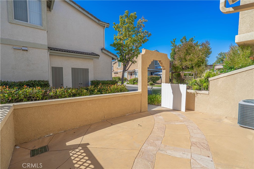 25405 Silver Crest Court Saugus, CA 91350 - Photo 7 of 34