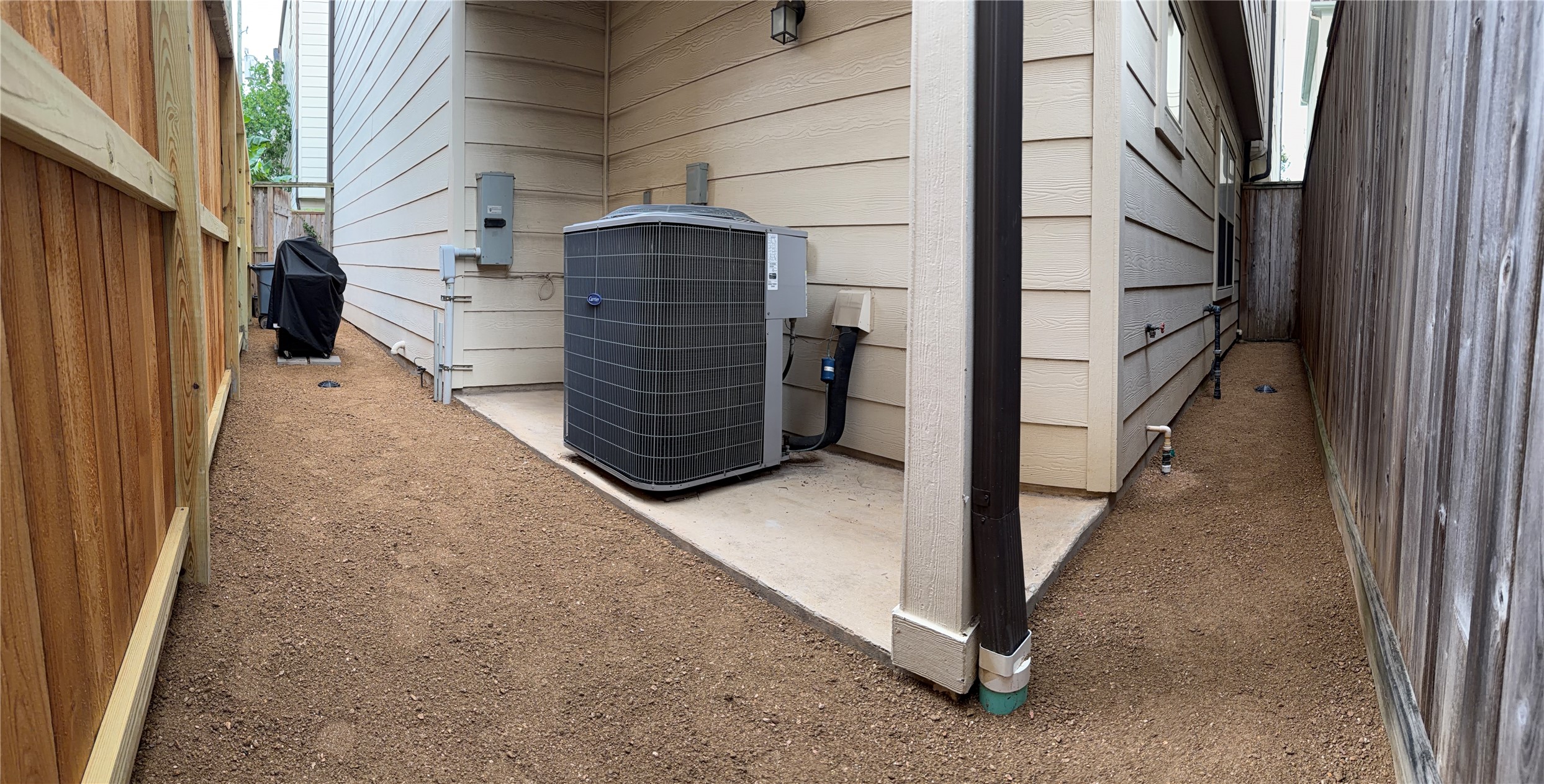 1537 Haddon Street Houston, TX 77006 - Photo 33 of 48 Panoramic view of the side and back areas of the property. This area was freshly completed on 5/15/2026 with protective weed barrier sheets installed beneath the new crushed granite gravel.