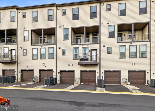 $3,300 | 46007 Woodpecker Square, Sterling, VA 20165
