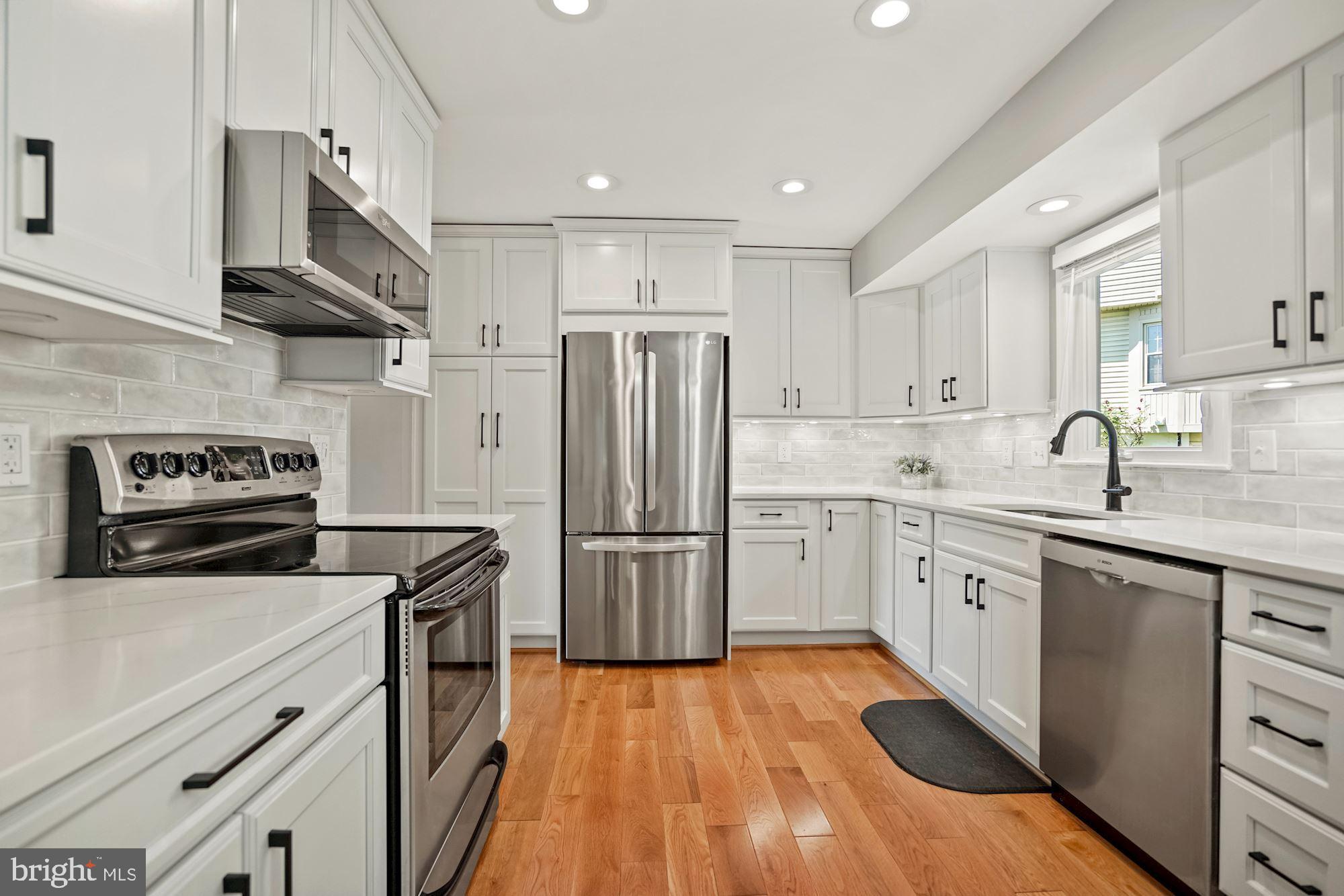 8810 Shadowlake Way Springfield, VA 22153 - Photo 13 of 41 ALL NEW kitchen with quartz countertops