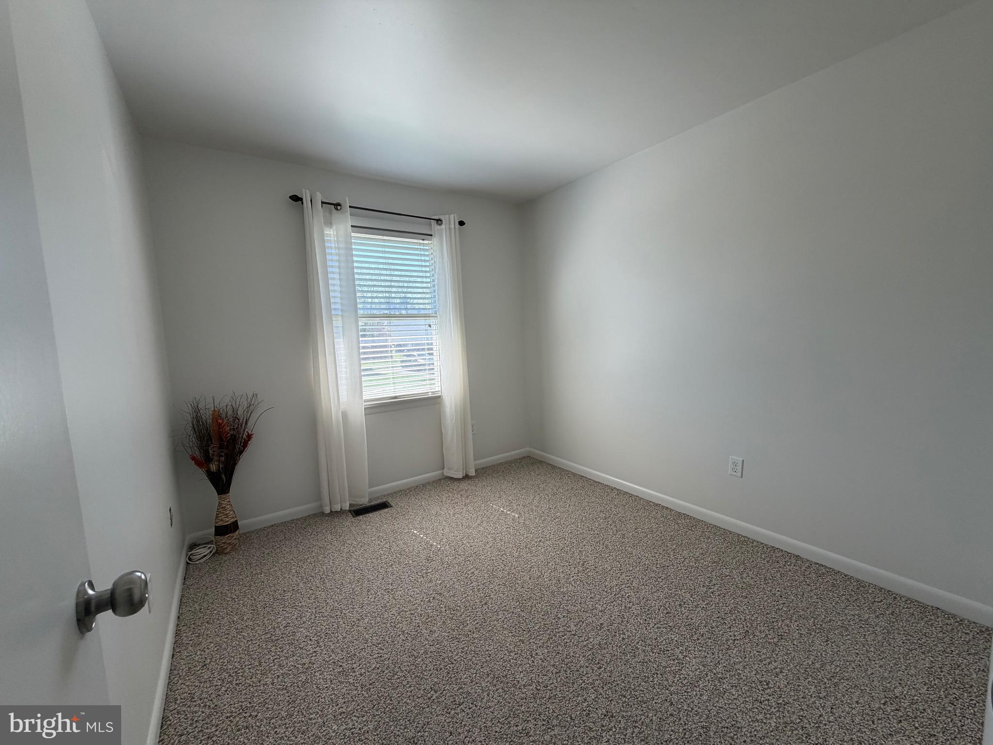 18 Jameson Lane Baltimore, MD 21208 - Photo 18 of 39 an empty room with windows