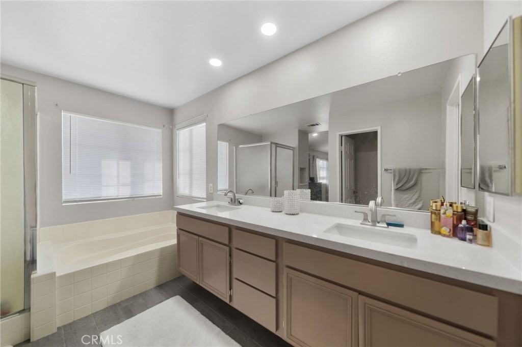 1494 Rabbit Peak Way Hemet, CA 92545 - Photo 28 of 45 a bathroom with a tub sink and mirror