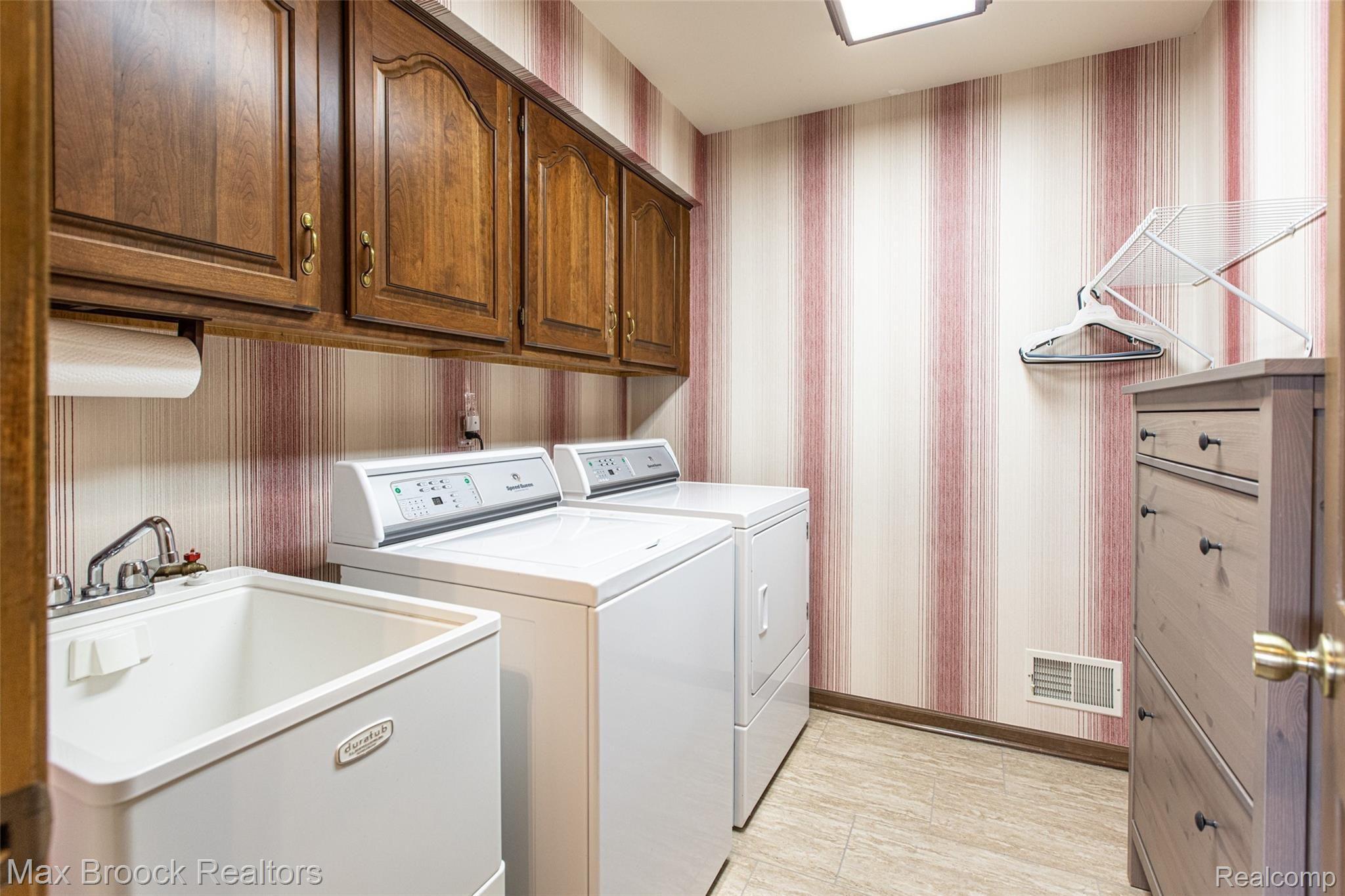 624 Foxhall Road Bloomfield Hills, MI 48304 - Photo 14 of 29 First Floor Laundry.jpg