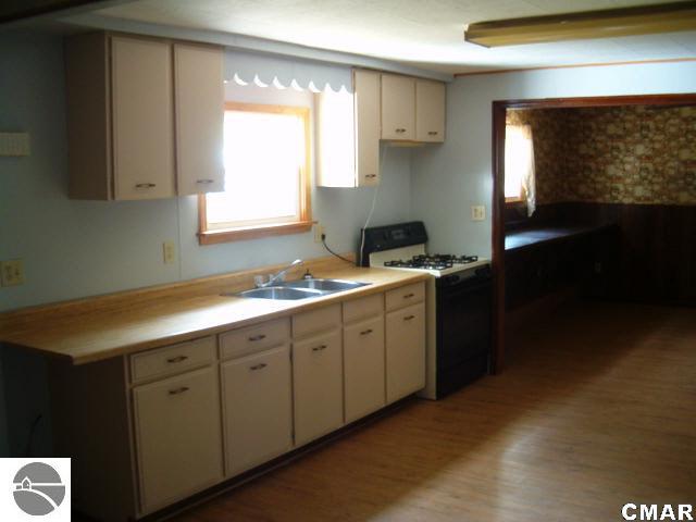 37 East Surrey Road Farwell, MI 48622 - Photo 4 of 5 1767624-3.JPG