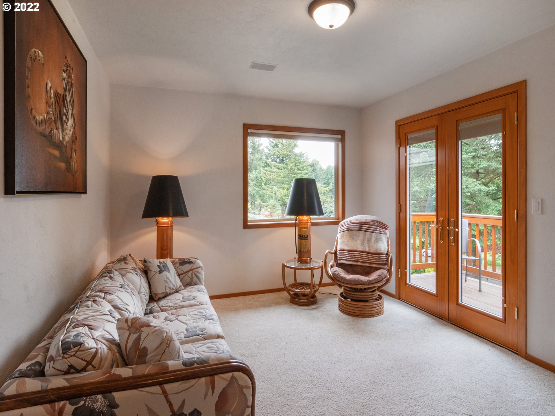 37870 Shenandoah Loop Springfield, OR 97478 - Photo 11 of 32 a living room with furniture and a lamp