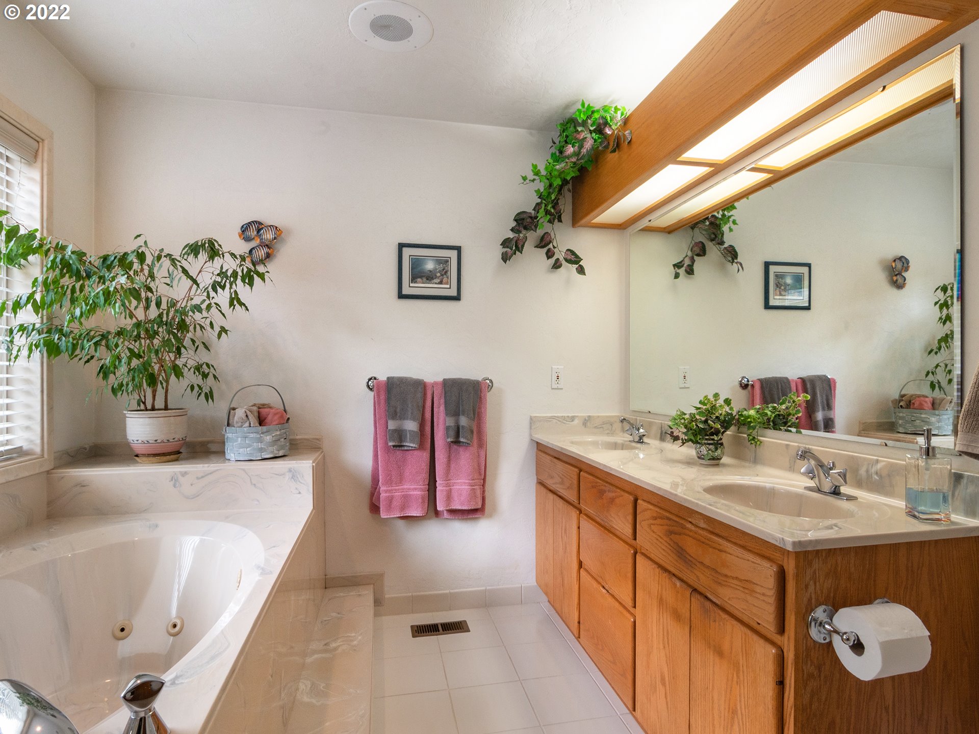 37870 Shenandoah Loop Springfield, OR 97478 - Photo 20 of 32 a spacious bathroom with a bathtub sink and mirror