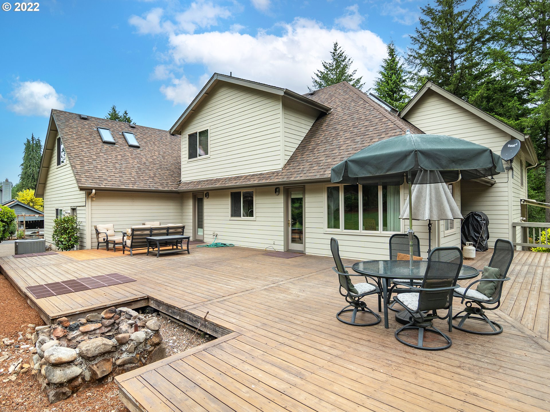 37870 Shenandoah Loop Springfield, OR 97478 - Photo 28 of 32 a view of a house with sitting area and furniture