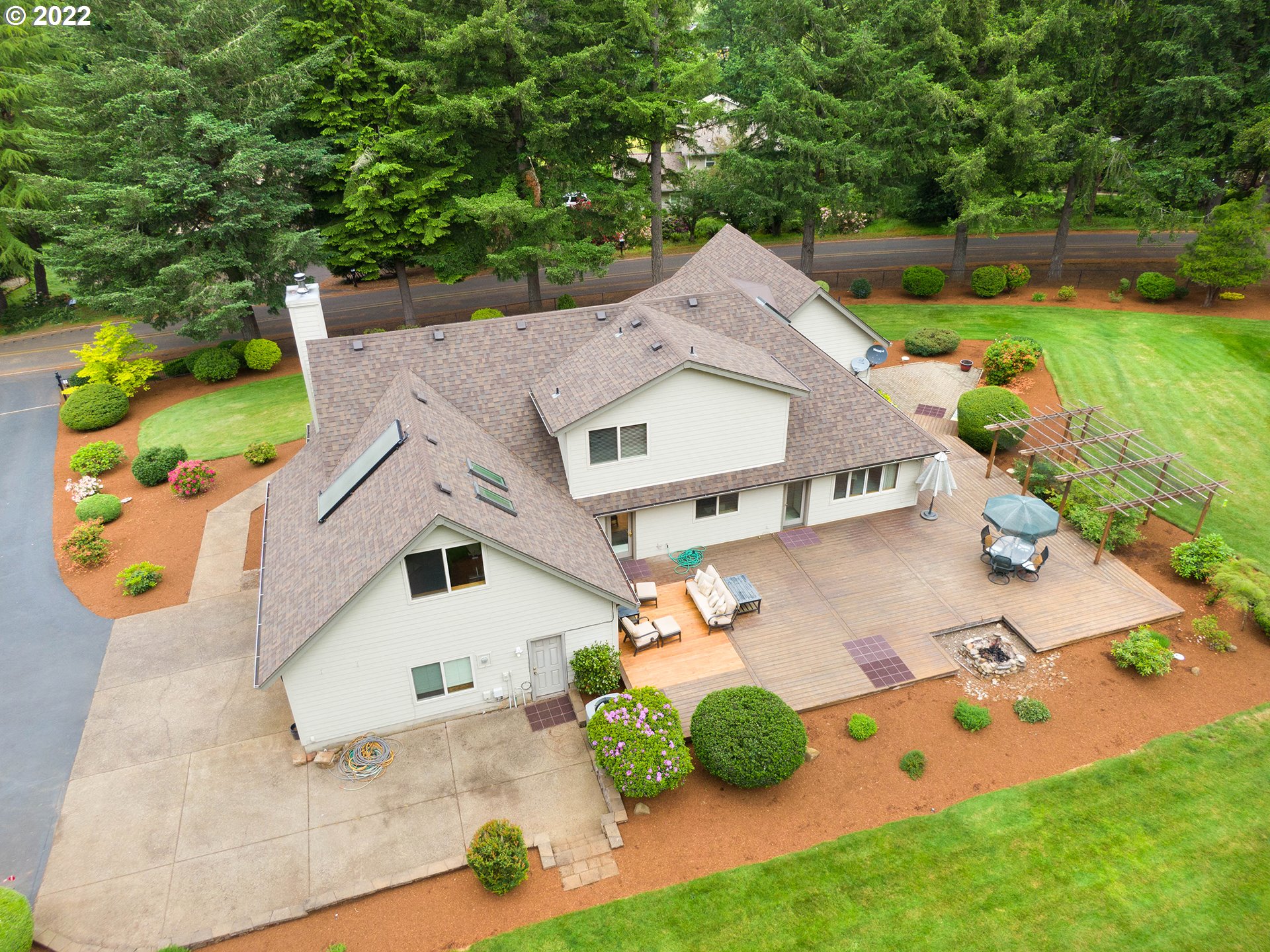 37870 Shenandoah Loop Springfield, OR 97478 - Photo 30 of 32 an aerial view of a house with swimming pool and large trees