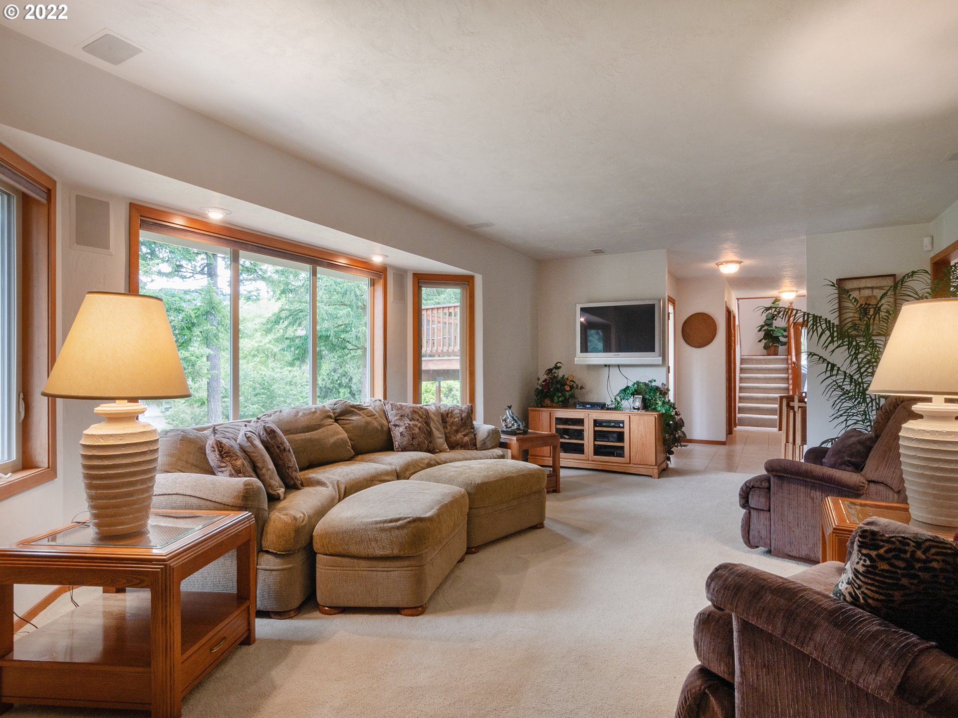37870 Shenandoah Loop Springfield, OR 97478 - Photo 4 of 32 a living room with furniture and a lamp