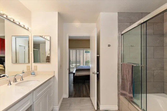 a en suite bathroom with a sink and a mirror
