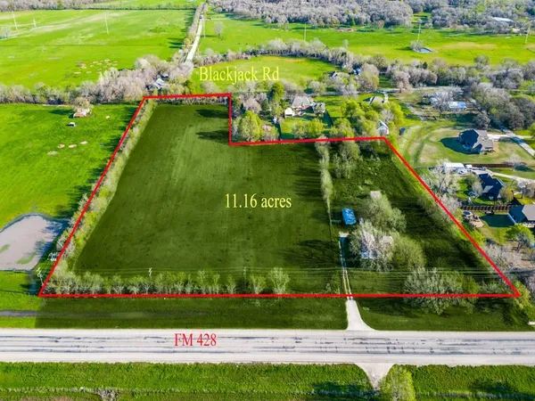 a view of a golf course with a big yard