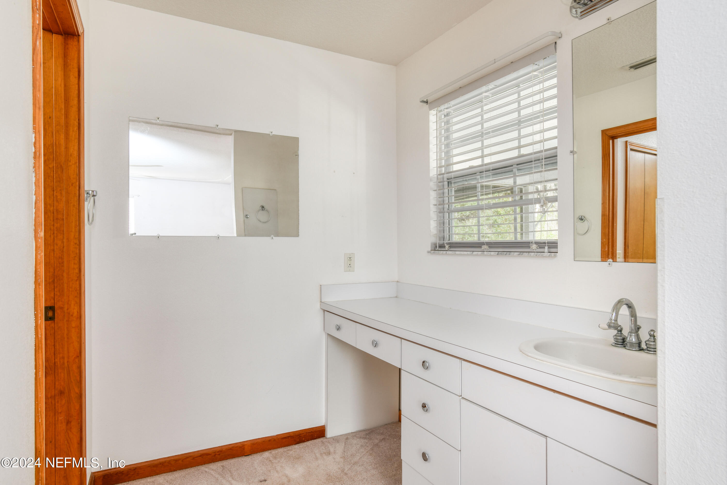 390 East End Road San Mateo, FL 32187 - Photo 19 of 54 Owner’s bath